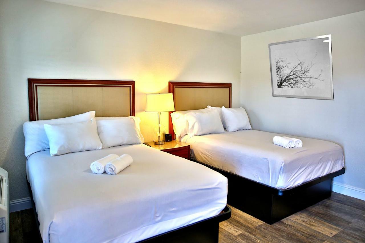 แทรเวลลอดจ์ บาย วินด์แฮม เครเซนต์ซิตี้ Hotel เครสเซนต์ซิตี ภายนอก รูปภาพ